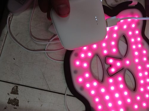 hottoerak red light therepy led face mask with battery bank image 6