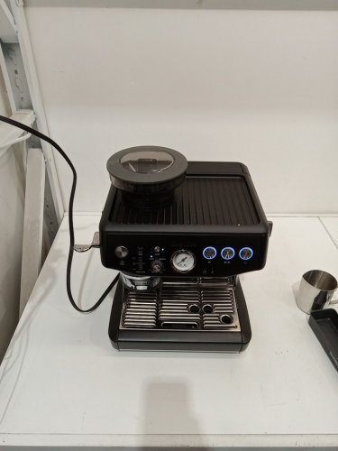 Breville the Barista Express Impress Espresso Machine with Grinder & Milk Frother - 2L - black truffle (model: BES876BTR) image 5