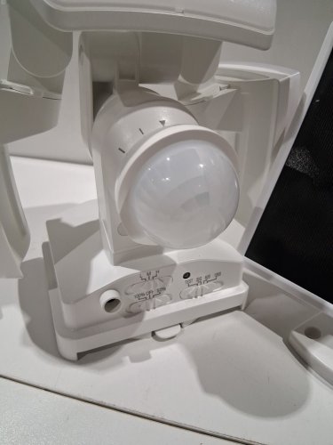 LUTEC MOTION ACTIVATED SOLAR SECURITY LED FLOOD LIGHT - 5000K - 3000LM - WHITE (MODEL: 1937995) image 5