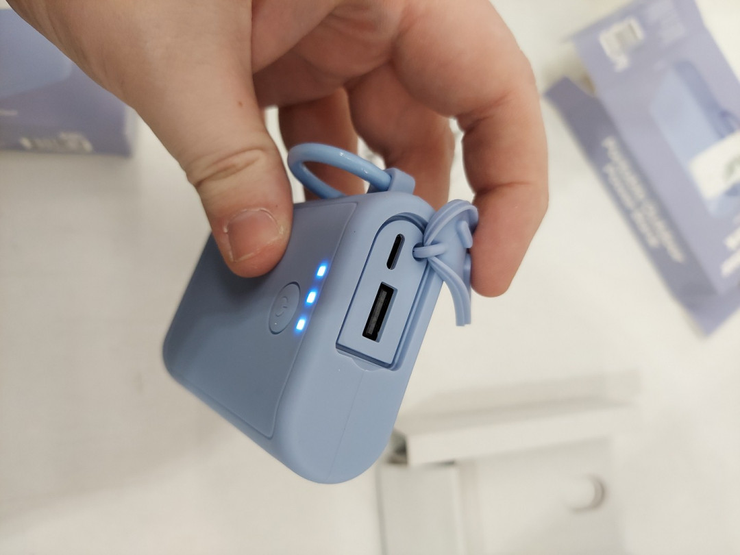 gems portable outdoor 12w power bank with carabiner - usb & usb-c output, 6000mah - LIGHT BLUE/PURPLE image 4