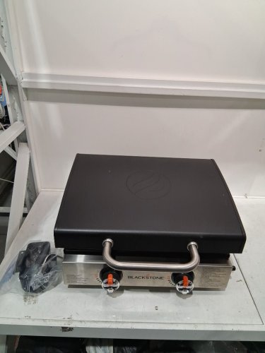 blackstone original 22" tabletop griddle with hood - black/gray - (model: 1933998 / 2405nab) image 3