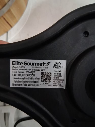 elite gourmet old fashioned wood bucket electric ice cream maker with die‑cast hand crank - 6qt - pine (model: eim916) image 6
