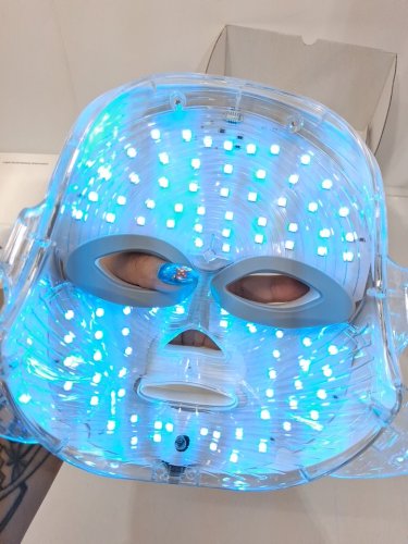 led light therapy facial beauty instrument mask with 7 colour modes - white image 9