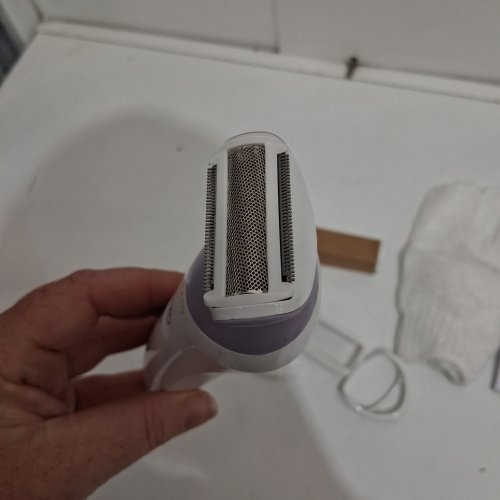 PHILIPS CORDLESS LADY SHAVER SERIES 6000 FOR WET & DRY USE WITH ACCESSORIES - WHITE/PURPLE (MODEL: BRL136) image 4