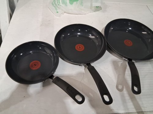 3pc tfal ceramic non-stick skillet set - 8'', 9'', 11'' - black/red (Model :  8899888) image 2