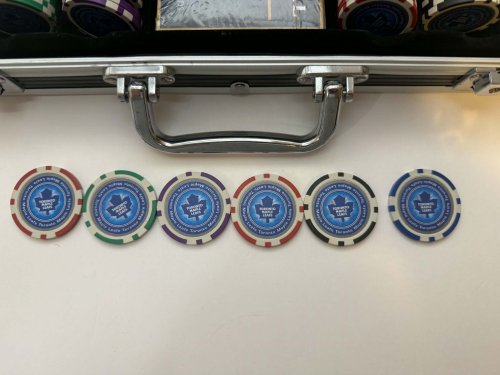 Toronto Maple Leaf Poker Set with 2 decks of cards, 5 dice and 11.5g of chips image 3