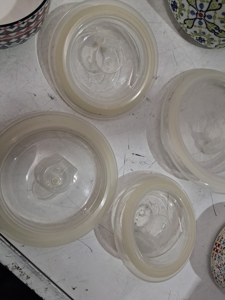 8PC Signature Housewares Storage Bowls with Lids- assorted sizes image 4