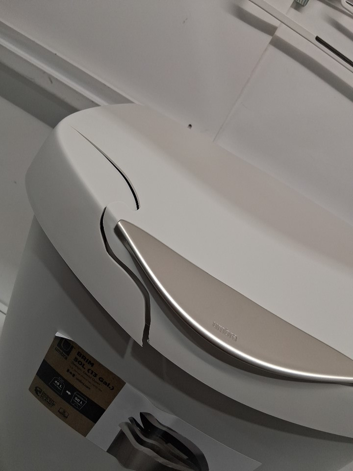Umbra Brim step-on trash can - 50L - Sand (Model: 084200-1313) image 4