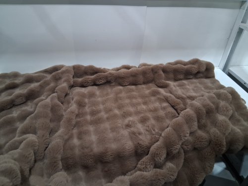 House & Home by Lynda Reeves Luxe Faux Fur throw blanket - 60" x 70" - brown (model:5536972) image 2