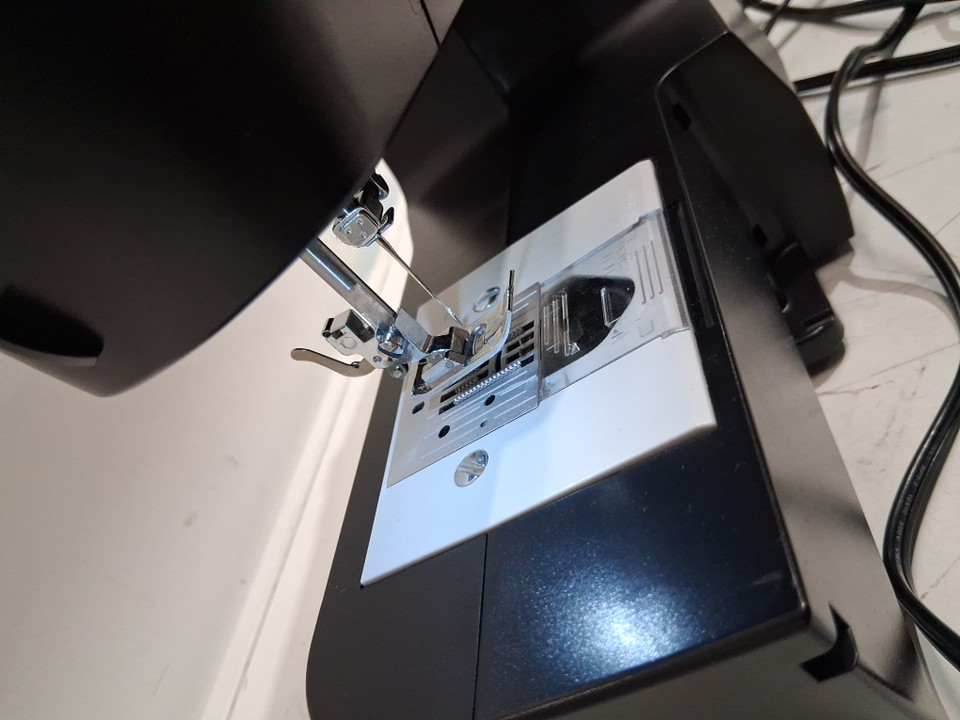 SINGER Lightweight & Portable Sewing Machine With 45 Stitch Applications - Black (model: m1150) image 5