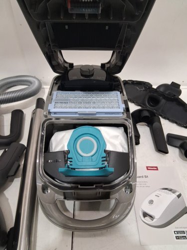Miele Guard S1 Electro Bagged Canister Vacuum Cleaner with AirClean Plus Filter, Parquet Twister Floorbrush and Electrobrush WITH 1203 WATTS, 25.2 VOLTS- GREY (MODEL: 41TRE044CDN) image 9