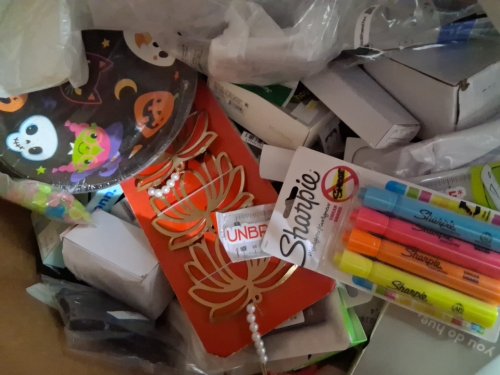 assorted MIXED item MYSTERY PALLET - VARIOUS PRODUCTS - aprox 300+ - (pallet #40) image 10