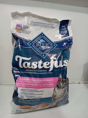 *expired* Blue Buffalo Tastefuls Sensitive Stomach Adult Dry Cat Food - 15lbs - Chicken and Brown Rice image 2