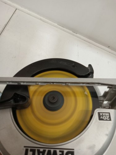 DEWALT 20V MAX* 6-1/2" Circular Saw Kit, with 5.0-Ah battery and charger (model: DCS391P1) image 17