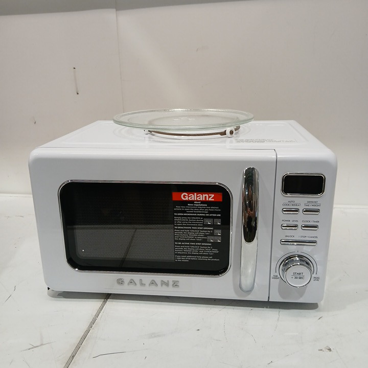GALANZ RETRO STYLE COUNTERTOP MICROWAVE OVEN - 0.7CU.FT. - MILKSHAKE WHITE (MODEL: GLCMKZ11WER10) image 3