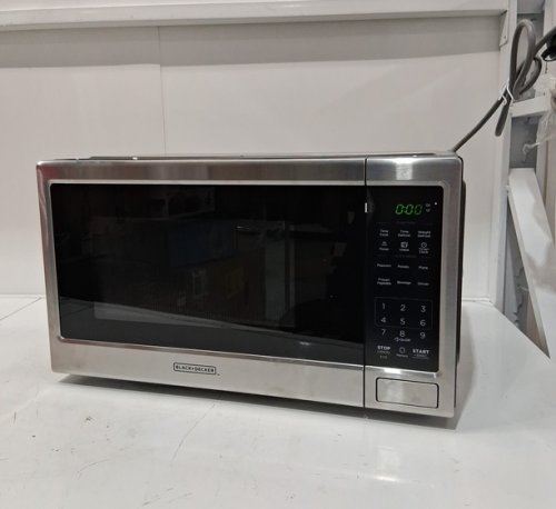 BLACK+DECKER STAINLESS STEEL MICROWAVE OVEN WITH PUSH BUTTON DOOR AND CHILD SAFETY LOCK - 900W - 1.1 CU.FT. - BLACK / SILVER (MODEL NO. EM031MB11-P) image 2