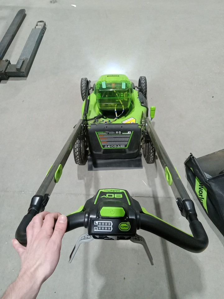 Greenworks Self-Propelled Lawn Mower with 1 Extra Blade and battery charging station - 80V - 21" - 2.0 AH + 4.0 AH Battery - Green (Model: LMB455) image 2