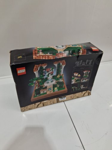 1302PC LEGO FOUNTAIN GARDEN (model: 10359) image 2
