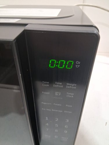 BLACK + DECKER 10 POWER LEVEL COMPACT COUNTERTOP MICROWAVE - 0.7 CU.FT / 700W - BLACK (MODEL: EM720CP7/CA) image 4