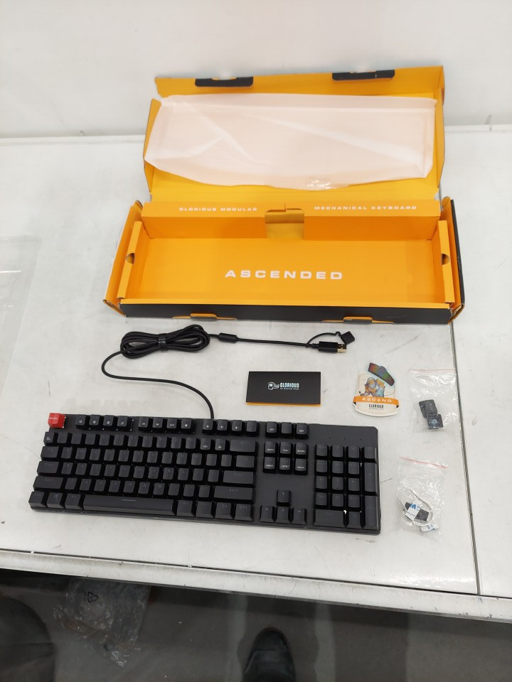 Glorious GMMK Full-Size USB wired Mechanical Gaming Keyboard - Hot Swappable, Brown Switches - black (Model: GMMK-BRN) image 4