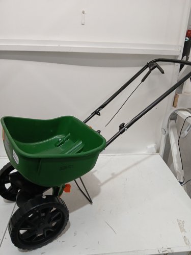 Scotts foldable turf builder edgeguard mini broadcast spreader/seeder - 5000 sq ft - green/black (model: lb15267) image 3
