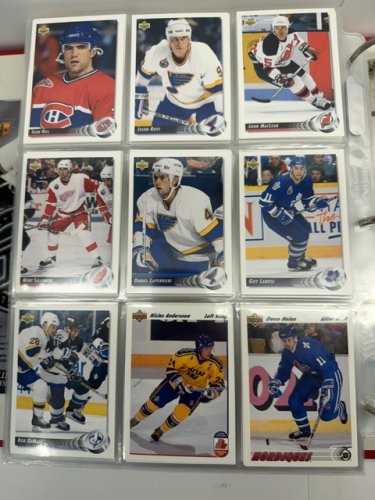 1300+ APPROX ASSSTD 1991/92/93 NHL UPPER DECK HOCKEY CARDS IN ENGLISH AND FRENCH VERSIONS image 29