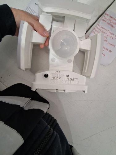 LUTEC MOTION ACTIVATED SOLAR SECURITY LED FLOOD LIGHT - 5000K - 3000LM - WHITE (MODEL: 1937995) image 4