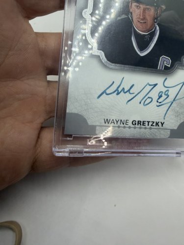 Signed Wayne Gretzky on card auto - 2017-18 UPPER DECK PREMIER MAGNIFICENT MARKS  MM-WG image 8