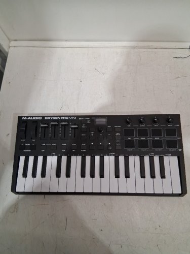 m-audio oxygen pro mini 32-key MIDI keyboard with smart controls, beat pads and faders - Black image 4