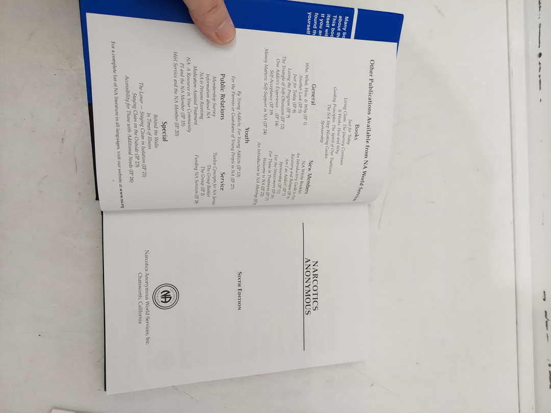 (Hardcover) 2PC Narcotics Anonymous Basic Text (6th Edition) with white booklet by Narcotics anonymous World services image 3