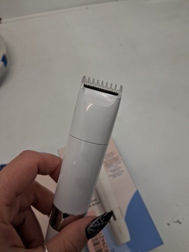 GILLETTE VENUS BATTERY-POWERED INTIMATE GROOMING ELECTRIC RAZOR BIKINI TRIMMER - FOR PUBIC AREA - WHITE image 3