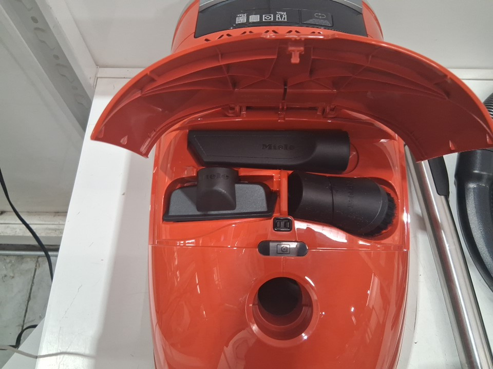 MIELE guard M1 canister vacuum cleaner - terra red (model: svwe0) image 6