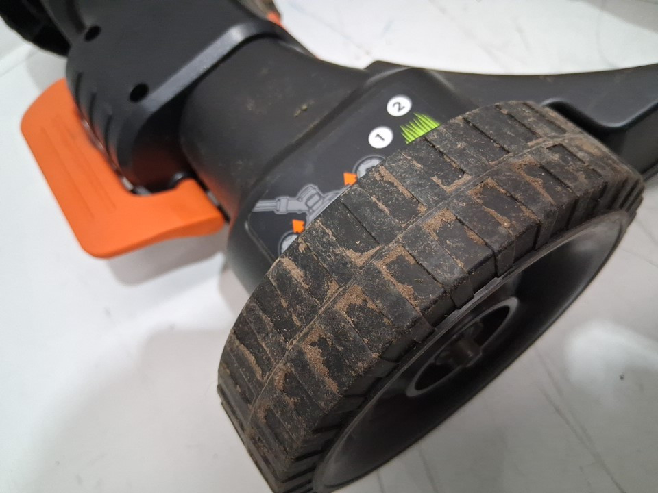 BLACK + DECKER 3-in-1 COMPACT ELECTRIC MOWER String Trimmer - 12" path - 6.5amp - ORANGE (MODEL: BESTA512CM) image 6