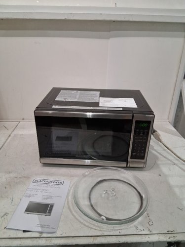 black and decker stainless steel microwave - 700W - 0.7 cuft - black/silver (model: em720cB7-P/CA) image 3