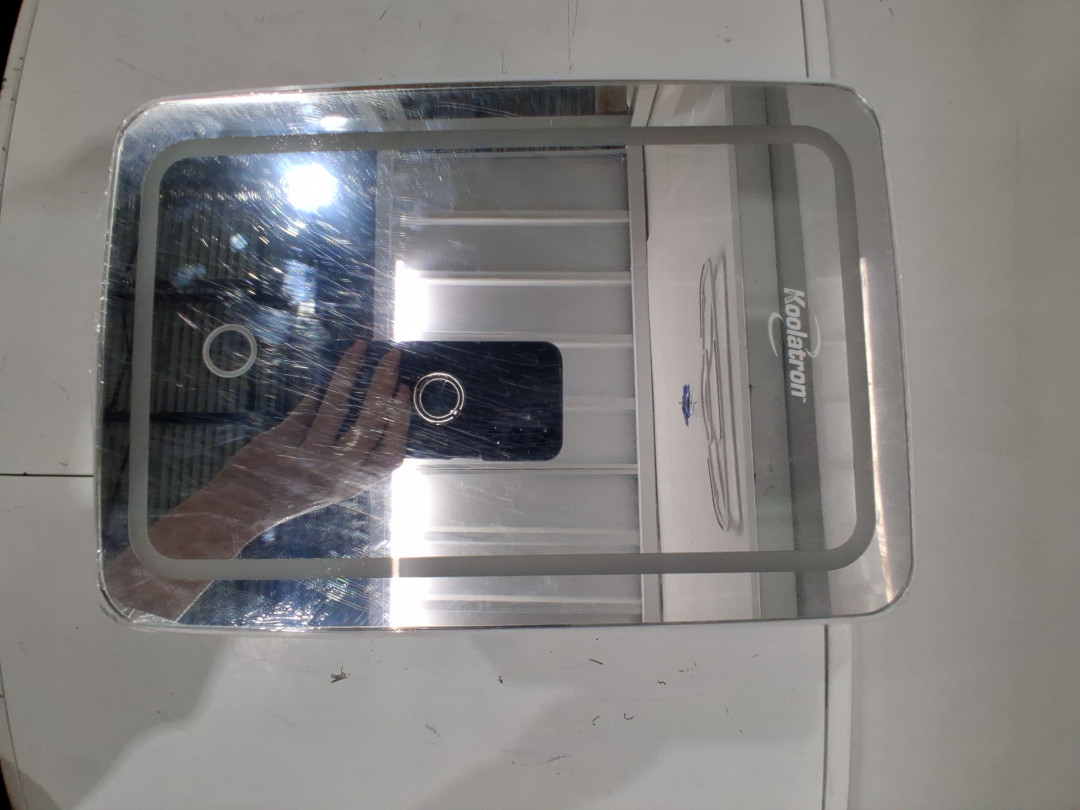 KOOLATRON COMPACT MIRRORED MINI FRIDGE WITH LED LIGHT - 6L CAP - WHITE (MODEL: C0SM6) image 5