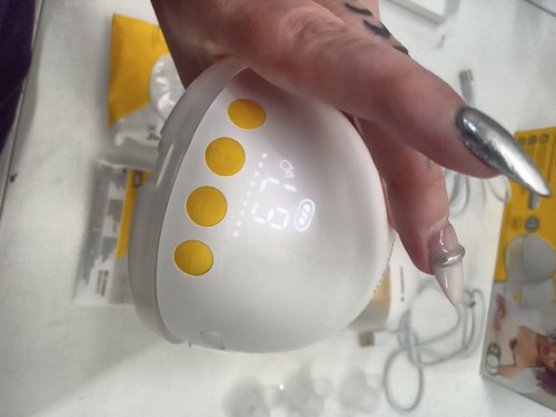 MEDELA MOTION INBRA WEARABLE BREAST PUMP - WHITE/YELLOW - (MODEL: YM-8801) image 5