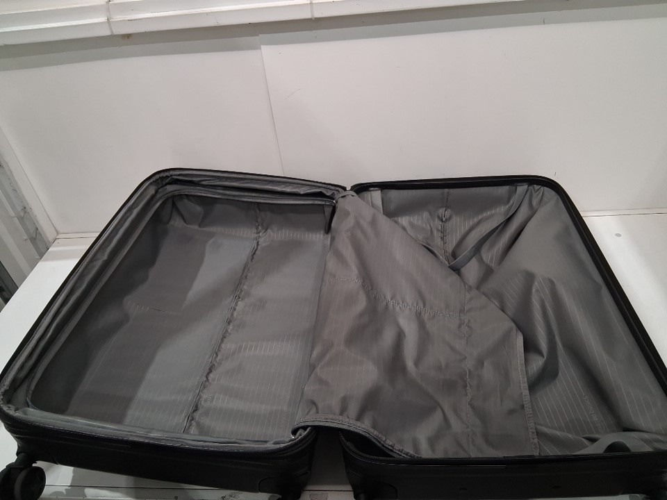 AmazonBasics Hardside Spinner roller Travel Luggage Suitcase - 30" - black image 4