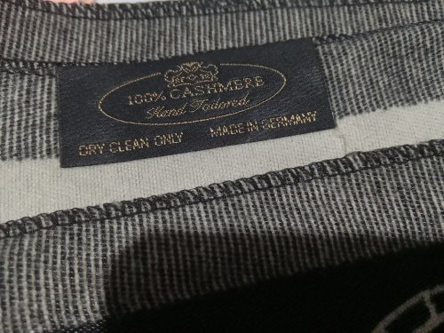 oversized knitted scarf Shawl -100% Cashmere - reversible - Cat Drawing Black/beige image 4