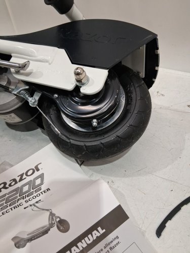 Razor e200 Electric Scooter - white / red (13112410) image 8