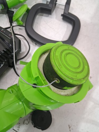 GREENWORKS LITHIUM ION CORDLESS STRING LAWN TRIMMER - 40V - 13" PATH - GREEN (MODEL: STF305) image 5