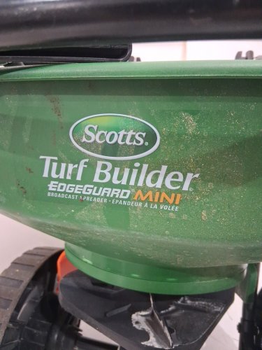 scotts turf builder edgeguard mini broadcast spreader - 5000sq.ft - green (model: LB14803/75121) image 6