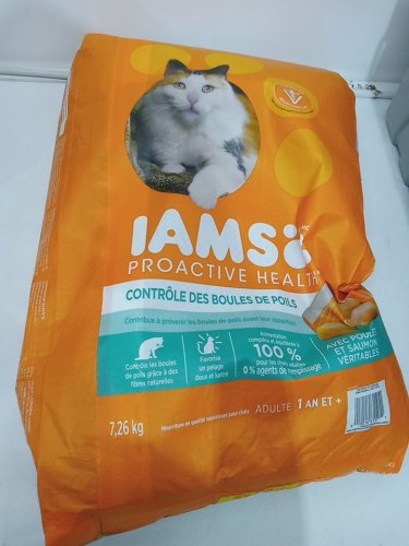 IAMS PROACTIVE HEALTH Adult Hairball Care Dry Cat Food - 7.26kg/16LBS - Chicken and Salmon image 2