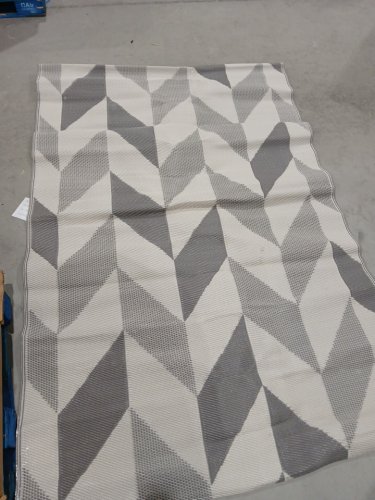 LARGE OUTDOOR GEOMETRIC AREA RUG - 7.6FT X 5FT - GREY/WHITE image 4