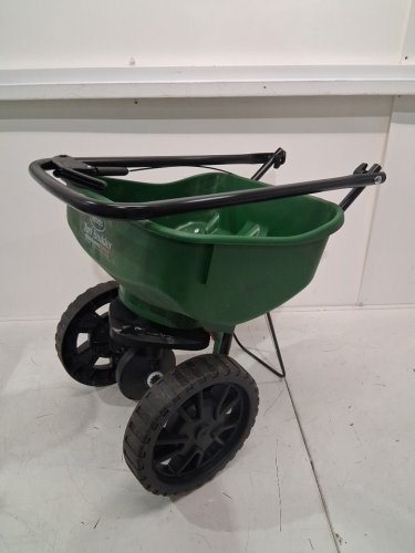 scotts turf builder edgeguard mini broadcast spreader - 5000sq.ft - green (model: LB14803/75121) image 3