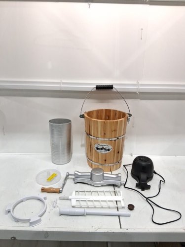 elite gourmet old fashioned wood bucket electric ice cream maker with die‑cast hand crank - 6qt - pine (model: eim916) image 2