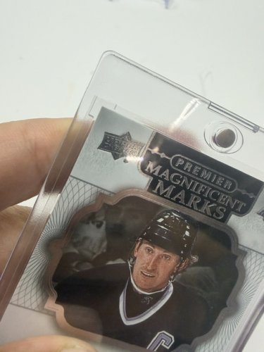 Signed Wayne Gretzky on card auto - 2017-18 UPPER DECK PREMIER MAGNIFICENT MARKS  MM-WG image 7