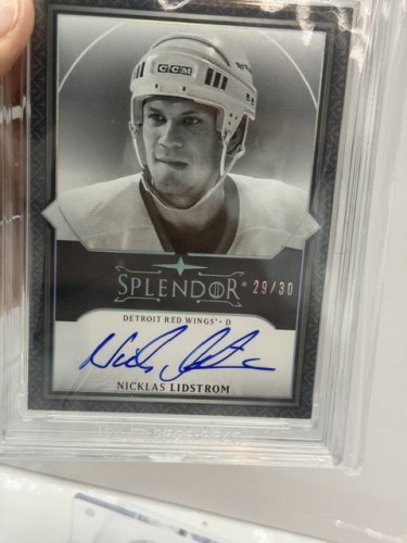 SIGNED NICKLAS LIDSTROM LTD ED #29/30 - 2025-26 UPPER DECK SPLENDOR BLACK AND WHITE BORDERED HOCKEY CARD (#BWBD-NL) image 3