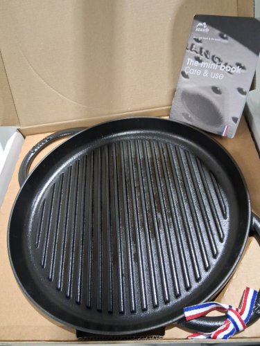 staub grill pan with integrated handles - 12" round - cast iron (model: 1894933) image 3