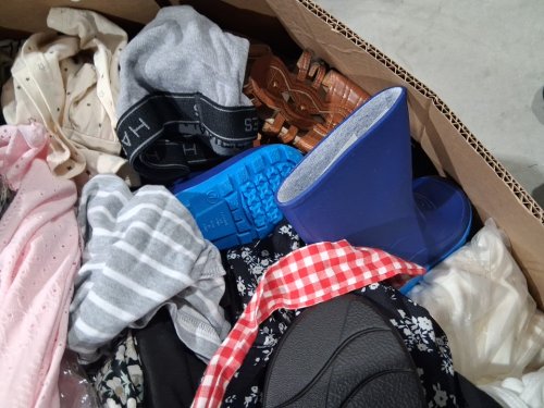 assorted MIXED Clothes MYSTERY PALLET - VARIOUS clothes and sizes - aprox 300+ image 9