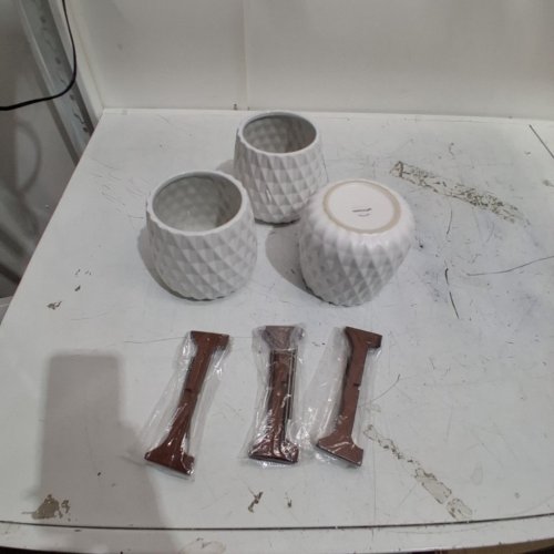 3 ASSORTED TELEFLORA GEOMETRIC CERAMIC PLANTERS WITH WOODEN STANDS - 5" - WHITE/BROWN (STYLE : 20N400) image 2